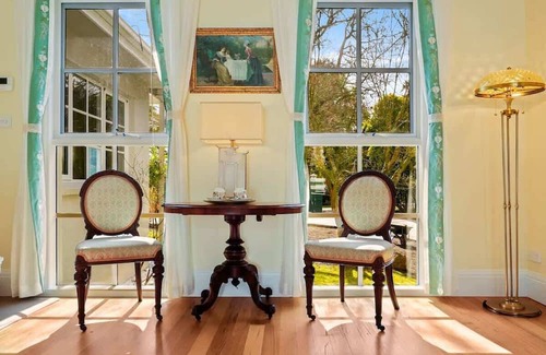 North Warrandyte House | Serene & Classic Family Retreat by the Yarra