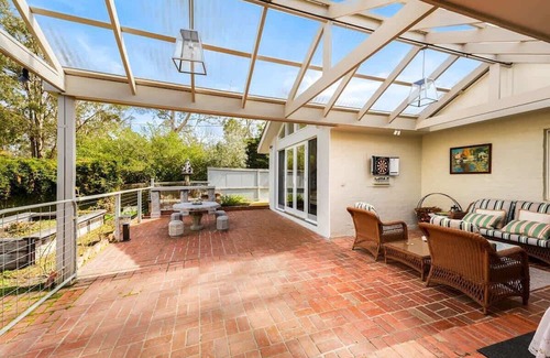 North Warrandyte House | Serene & Classic Family Retreat by the Yarra