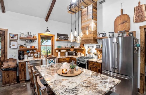 Fredericksburg Cabin | Vacation Cabin Rental with Hot Tub and Fire Pit in Fredericksburg, Texas