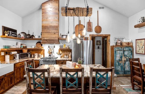 Fredericksburg Cabin | Vacation Cabin Rental with Hot Tub and Fire Pit in Fredericksburg, Texas