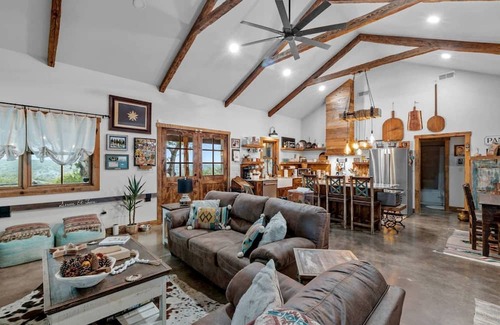 Fredericksburg Cabin | Vacation Cabin Rental with Hot Tub and Fire Pit in Fredericksburg, Texas