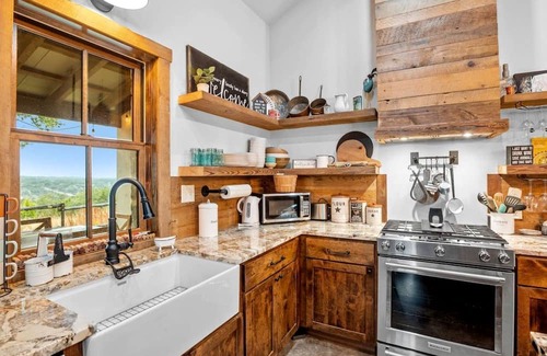 Fredericksburg Cabin | Vacation Cabin Rental with Hot Tub and Fire Pit in Fredericksburg, Texas