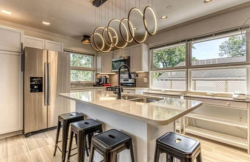 Miller Beach Cottage | Beautiful Cottage with Hot-tub in Gary, Indiana