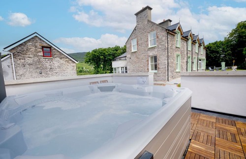 Caherdaniel House | Impressive & expansive Georgian Manor House & Cottage w/hot tub & gym studio