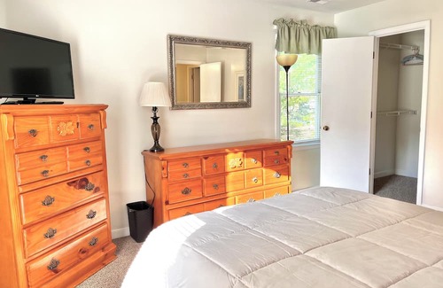 Richmond House | Perfect for Extended Stays! 1st Floor Bedroom, Fenced Area for Pets!