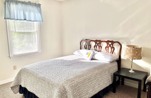Richmond House | Perfect for Extended Stays! 1st Floor Bedroom, Fenced Area for Pets!