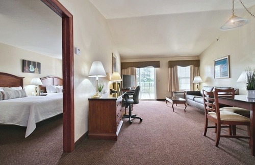 Pembine Hotel | Cozy Queen Stay Near Menominee River! Outdoor Pool & Free Parking, Pets Allowed!