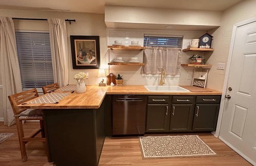 Balch Springs House | Cozy Cottage | 3 BR/2 BA -15 min Downtown Dallas