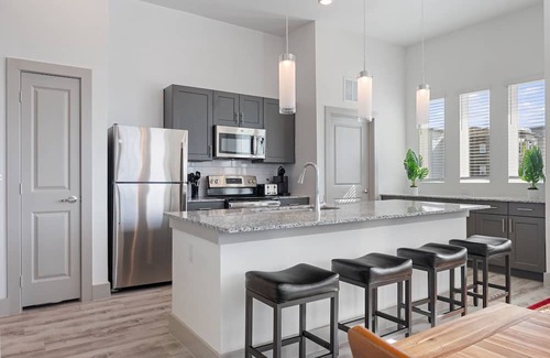 Stony Ridge North Apartment | Luxury 2BD/2BA Next to Airport 7348