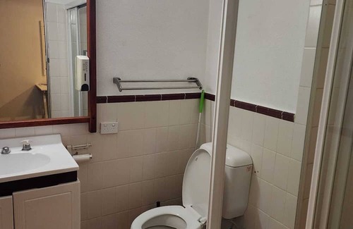 Griffith Apartment | 4km to parliament, 400m to Fyshwick Markets, fully furnished with room for 4