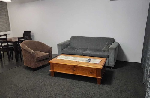 Griffith Apartment | 4km to parliament, 400m to Fyshwick Markets, fully furnished with room for 4