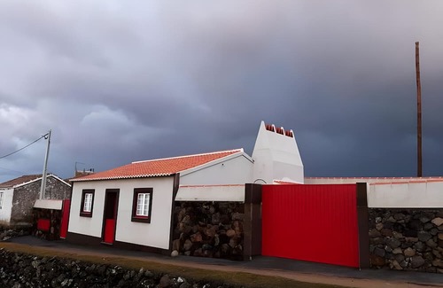 Altares House | Holiday Home 'Casa Das Cales' with Sea View, Wi-Fi and Air Conditioning