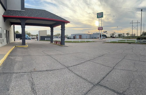 Lexington Hotel | Right off the Interstate, American style Restaurant/Bar Next door & Great Rates!