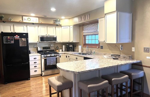 Blackhawk House | Charming 4-bedroom Cape Cod house 15 min from hospital and 20 min from EAFB