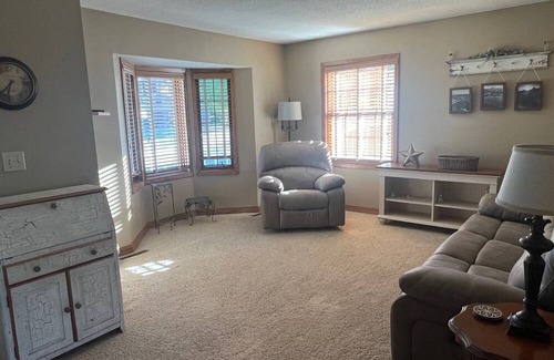 Blackhawk House | Charming 4-bedroom Cape Cod house 15 min from hospital and 20 min from EAFB