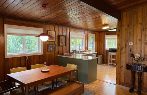 Leamington Cottage | Cozy Waterfront Cottage – Fishing, Firepit, Wineries, Birdwatching & Views