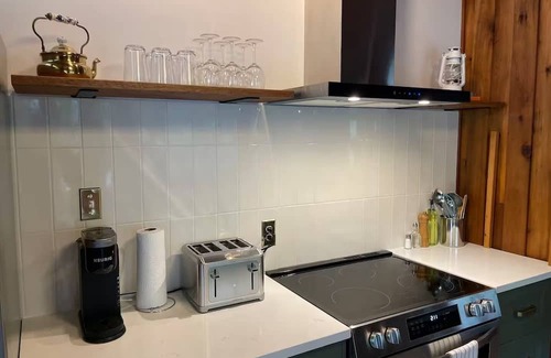 Leamington Cottage | Cozy Waterfront Cottage – Fishing, Firepit, Wineries, Birdwatching & Views