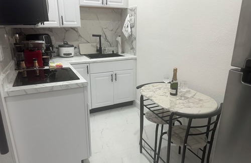 Fort Myers Apartment | Bright & Charming Room with All Amenities In delightful Fort Myers