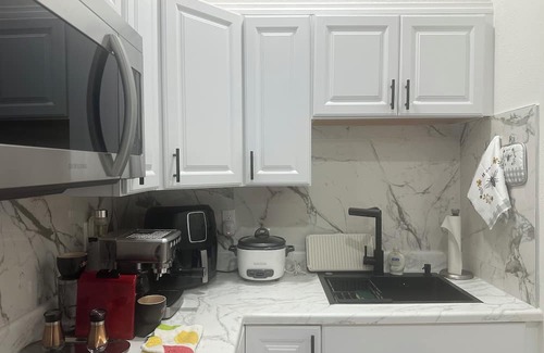 Fort Myers Apartment | Bright & Charming Room with All Amenities In delightful Fort Myers