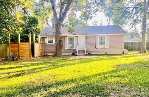 Broadmoor House | Cozy guest home on a .75 acre lot in Shreveport!