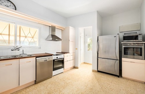 Hefer Valley Villa | Cliffside Rustic & Charming Villa by FeelHome