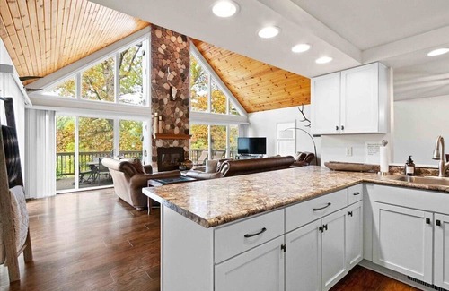 Oxford House | Lakefront getaway on beautiful Lake McGinnis, just a short drive from Wisconsin Dells!