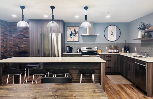 North Central Edmonton Apartment | Downtown 2BR Rogers w/parking/Gym/Patio/Ac