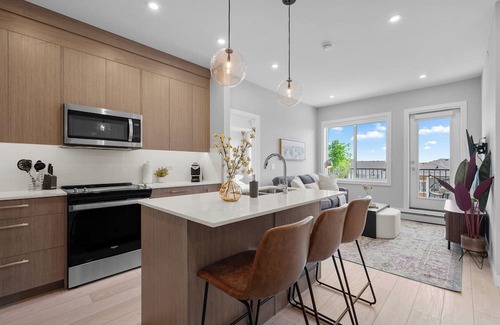 Chestermere Apartment | Lockwood Retreat w Wifi, Patio, UG Parking