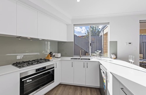 Bentley House | Beautiful 3x2 home near Vic Park, Curtin & CBD