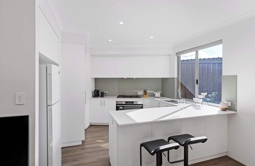 Bentley House | Beautiful 3x2 home near Vic Park, Curtin & CBD