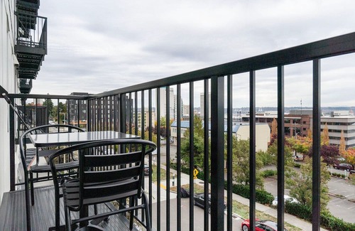 New Tacoma Apartment | Blueground | New Tacoma, balcony, nr Union Station