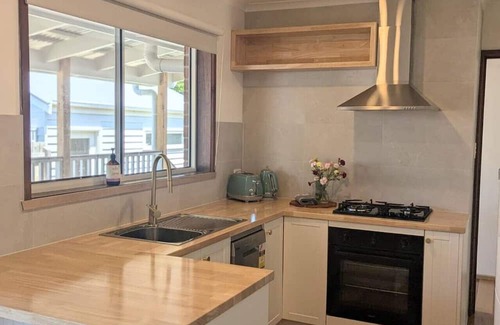 Croydon House | Gwendoline Cottage, Pets, Main St. Station