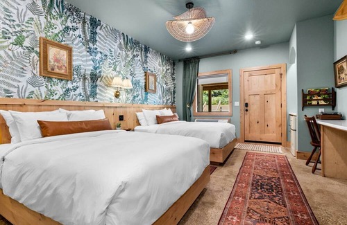 Jasper Hotel | The Aloha Room