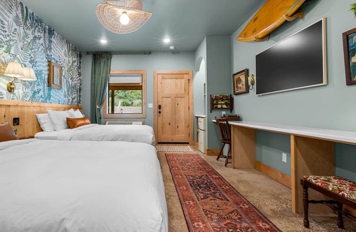 Jasper Hotel | The Aloha Room