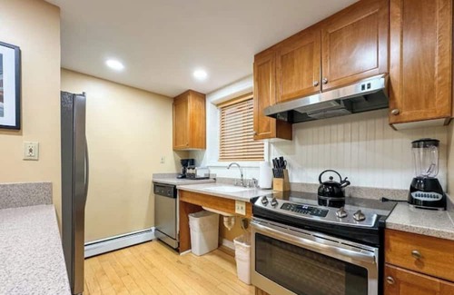 West Lebanon House | NEW - Mtn Views - Full Kitchen - Sauna - Pool - NH