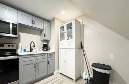 Milford House | Charming 4-BDR - Walk to Downtown & Free parking!