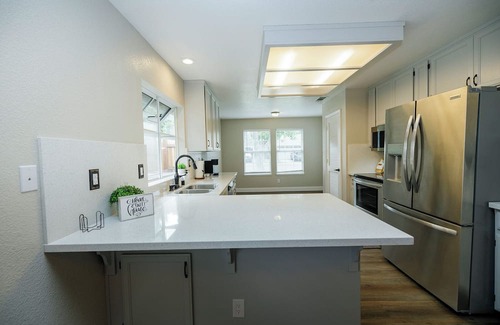 Turlock House | Spacious 4-Bedroom Retreat in a Quiet Neighborhood w/3-Car Garage