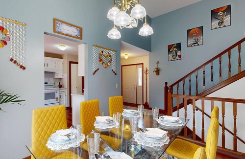 Maplewood House | Spacious 5-bedroom house in delightful Saint Paul with large deck and dining