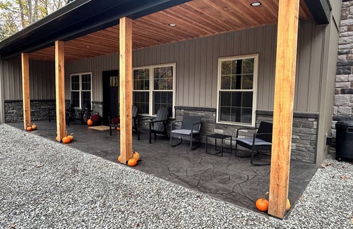 Philipsburg House | Glass City Cottage and Stream