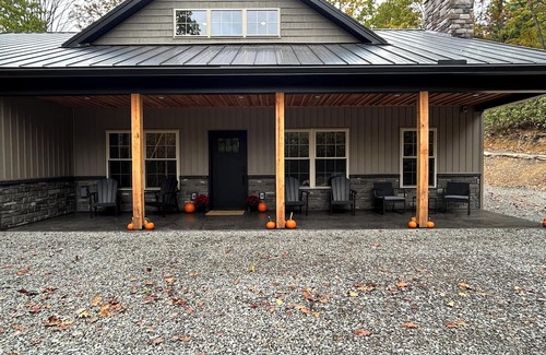 Philipsburg House | Glass City Cottage and Stream