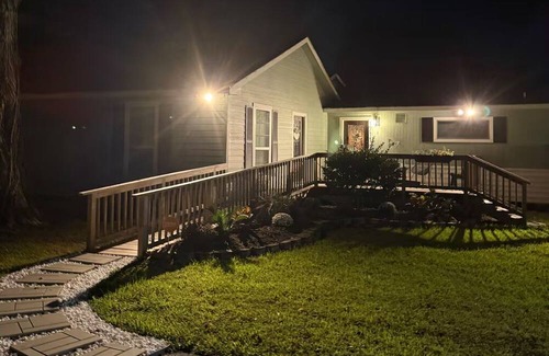 Cleveland House | Sweet Rest 3-bedroom house in Cleveland with AC & Heating