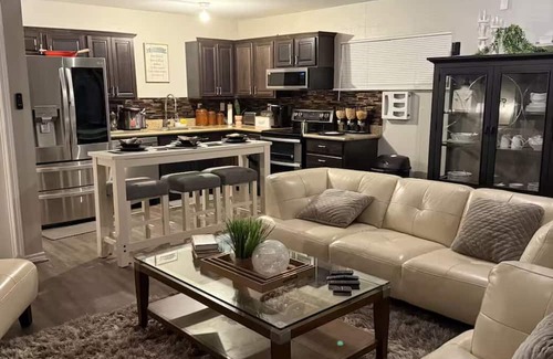 Cleveland House | Sweet Rest 3-bedroom house in Cleveland with AC & Heating