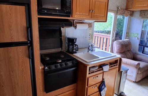 Chowchilla House | Cozy 1 BR RV in Chowchilla right off Route 152 and 99, Sleeps 4!
