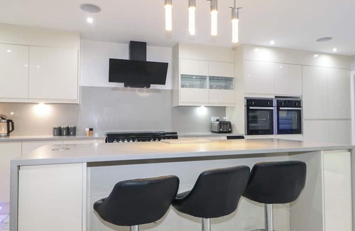 Rushmoor District Cottage | FALCON BAL HOUSE, pet friendly, with a garden in Farnborough