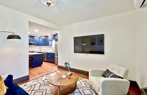 Burlington Apartment | Chic & Luxurious 1BD - Modern Apt. Near Downtown, Quick Walk to Bakery & Pizza!