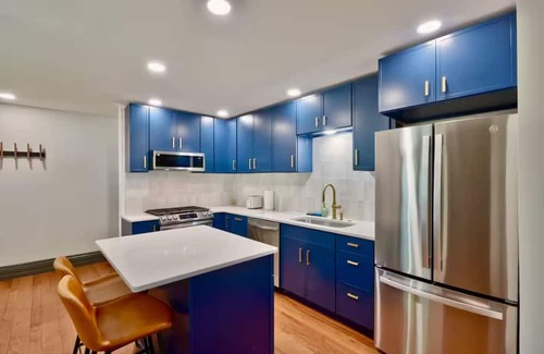 Burlington Apartment | Chic & Luxurious 1BD - Modern Apt. Near Downtown, Quick Walk to Bakery & Pizza!
