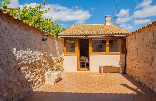 Penalba de San Esteban House | Country House 'La Marcela' with Mountain View, Private Terrace and Wi-Fi