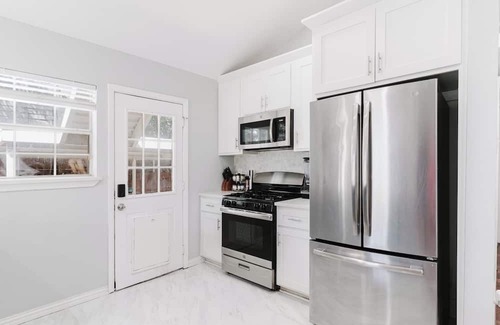 Old East Dallas House | Charming Modern 4BR Home - Lux - Backyard.