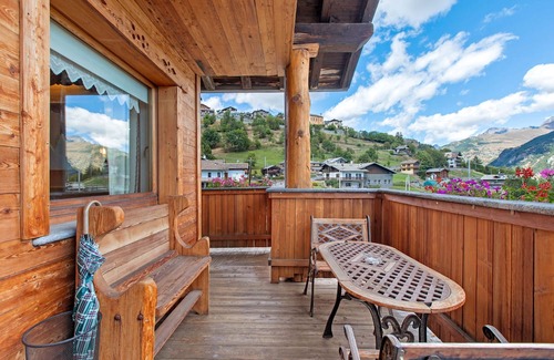 Torgnon Apartment | Room 'Dames De Challand' with Mountain View, Shared Garden and Wi-Fi