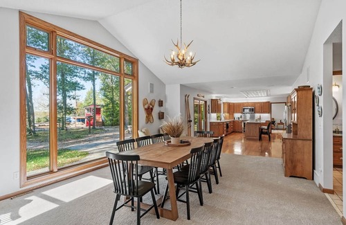 Dassel House | Stunning lakeshore retreat, sleeps 22, hot tub and sandy beach, Westview Lodge!